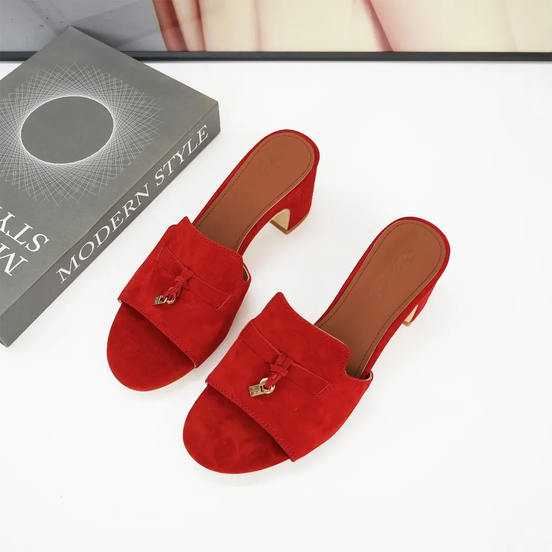 👟👟Ex-factory price 440👟👟 Genuine leather sole +30 suede sheepskin slippers with a strap decorated with Loro Piana My Charms charms and decorated with tone-on-tone stitching. Sophisticated and feminine, it pairs well with both city and resort looks. For those looking for an elegant upgrade, the summer glamor slipper is known for its slim open-back silhouette. size: 35-44 (custom-made sizes 43 and 44 are non-returnable) Upper: imported suede sheep leather (sheep), cowhide ostrich pattern, cowhide snake pattern Lining: imported high-grade mixed sheep silk Heel height: 5.5CM